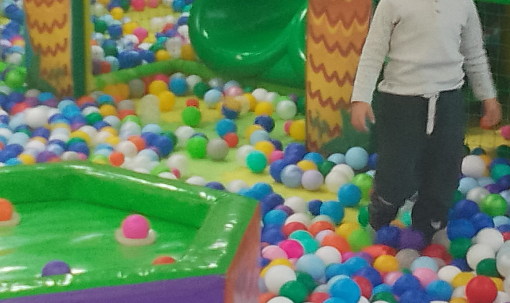 Ныряйте прямо в пол! Похоже игровую в одном из ТК ждет визит прокуратуры?