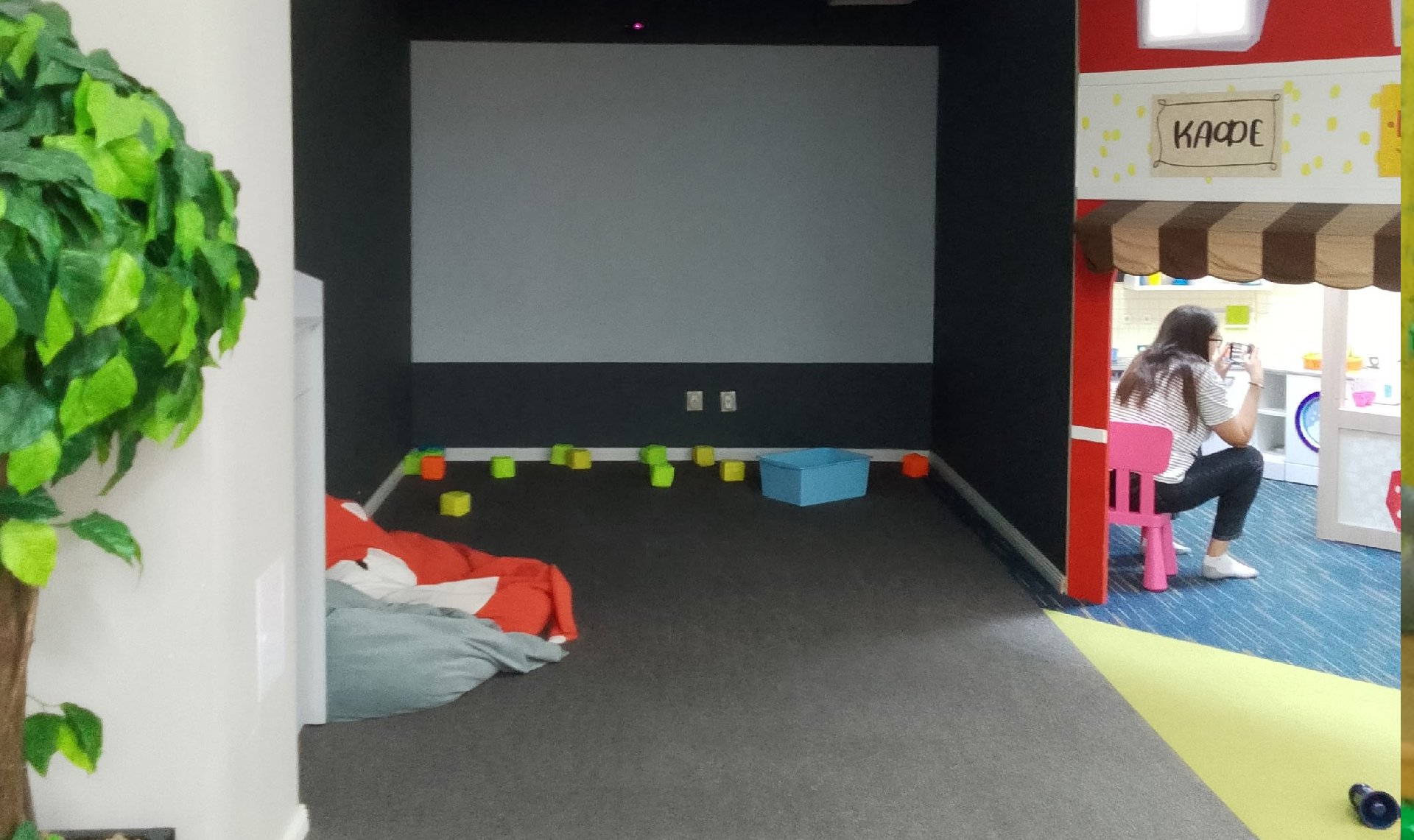 Ныряйте прямо в пол! Похоже игровую в одном из ТК ждет визит прокуратуры?