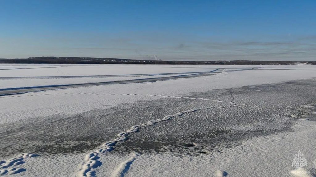 Спасатели нашли тело мужчины, который провалился под лед на озере Малое Миассовое