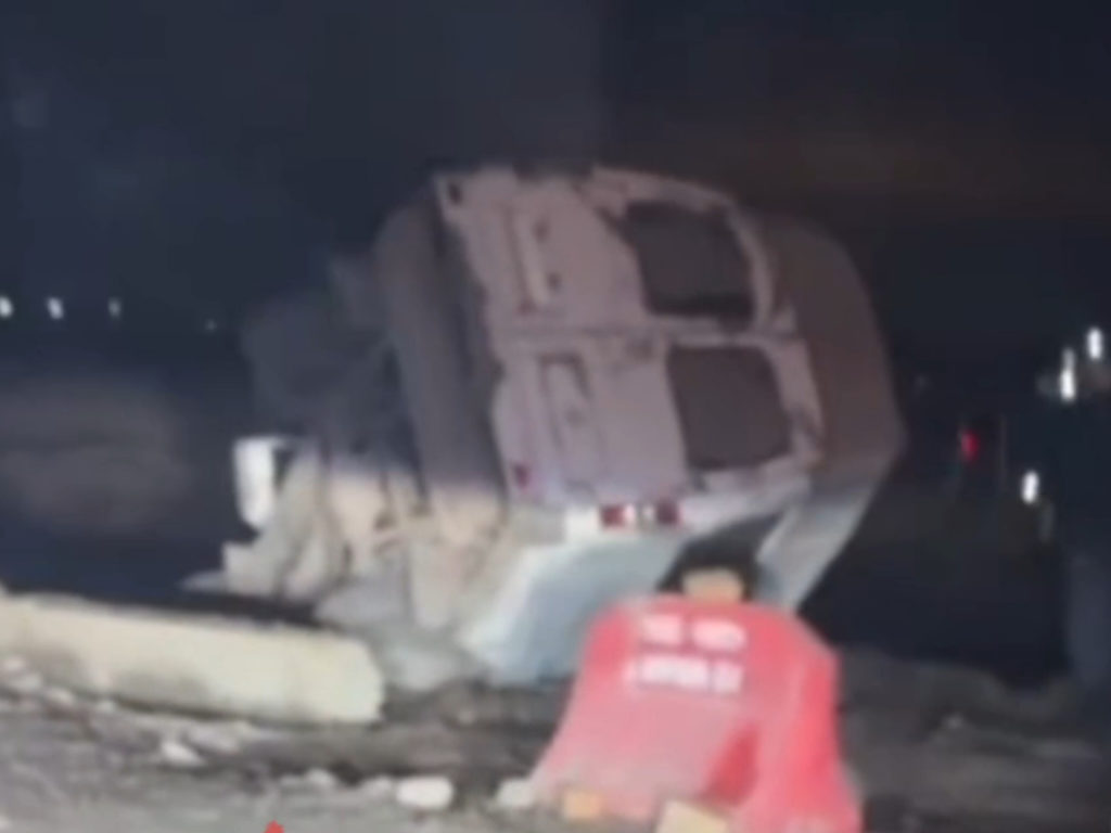 Маршрутка улетела с дороги и перевернулась на недоделанном перекрестке 