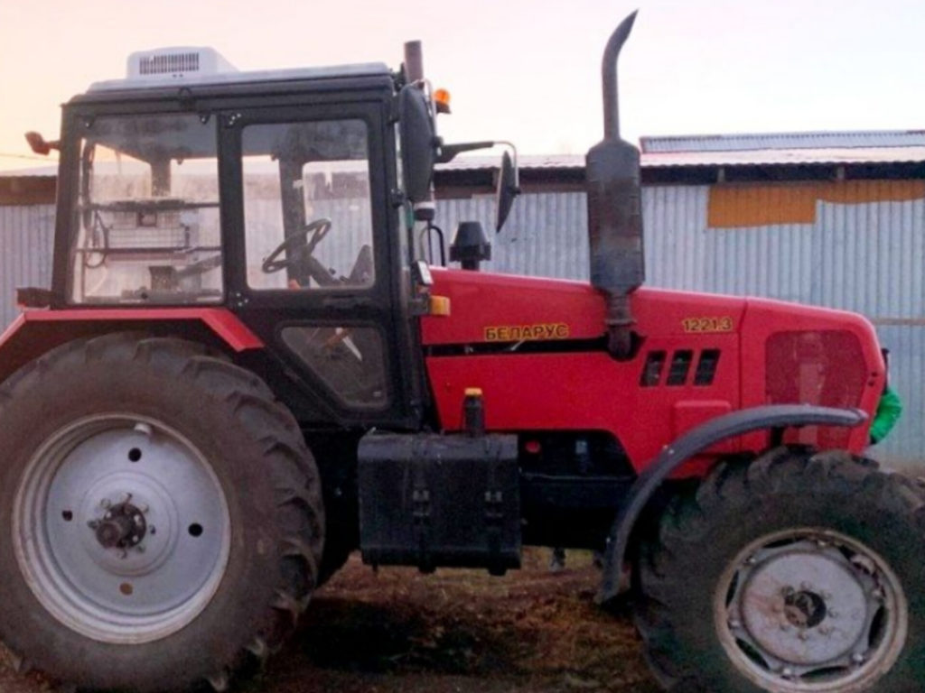 По полям, по полям не синий трактор арестовывать едем к вам!