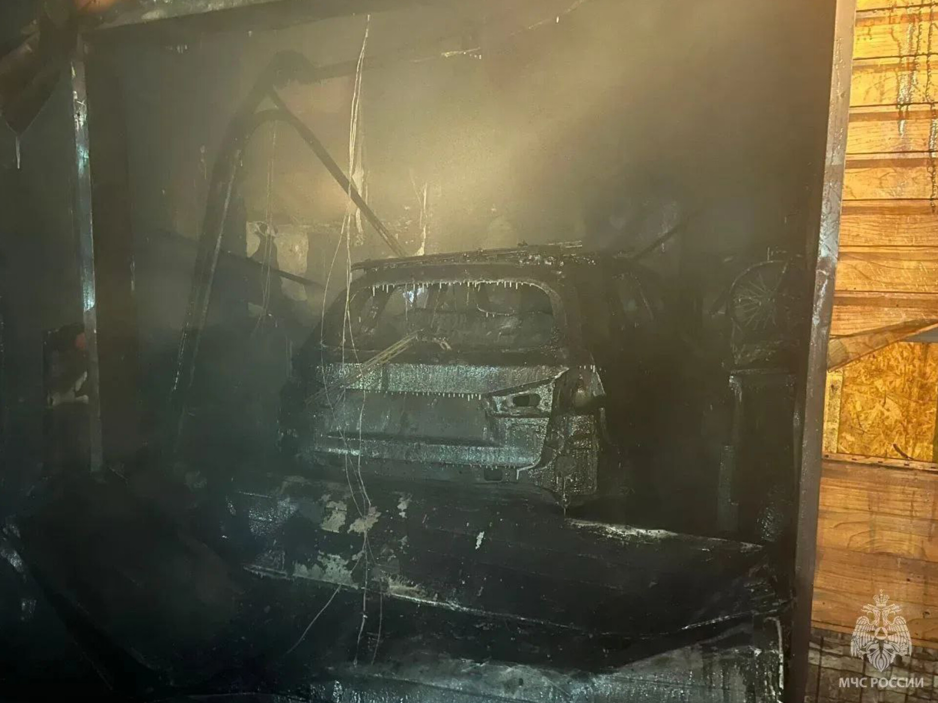 Огонь уничтожил легковой автомобиль