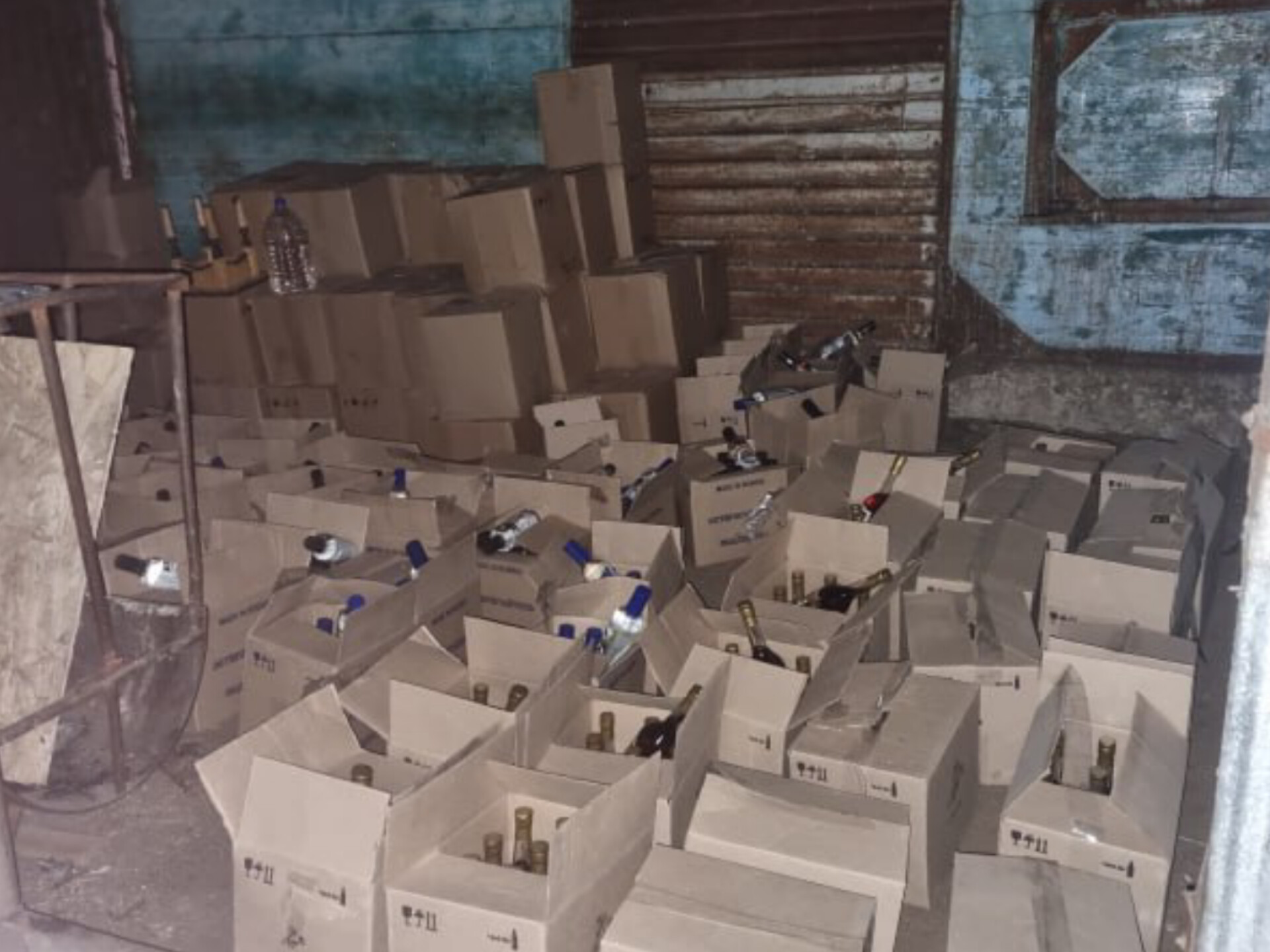 В Троицком районе полиция нашла людей, которые производили и продавали поддельный алкоголь