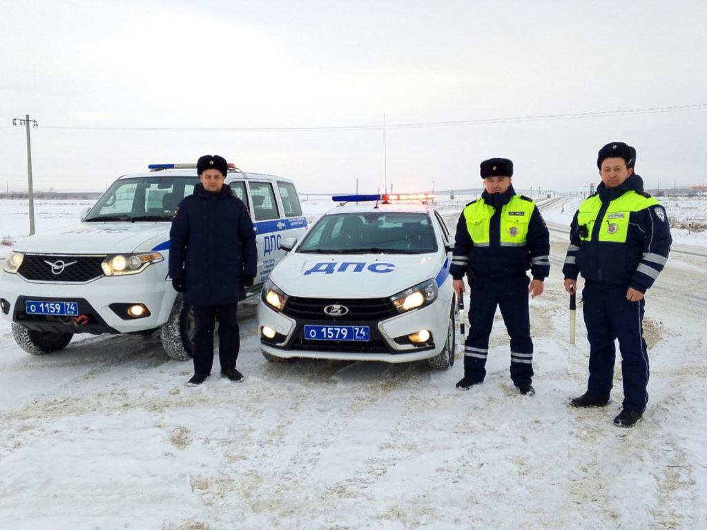 Грузовик упал в кювет и перевернулся на трассе в Уйском районе 