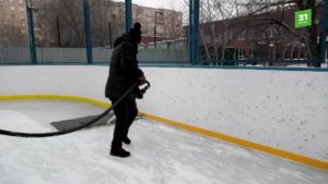 Заливают каток