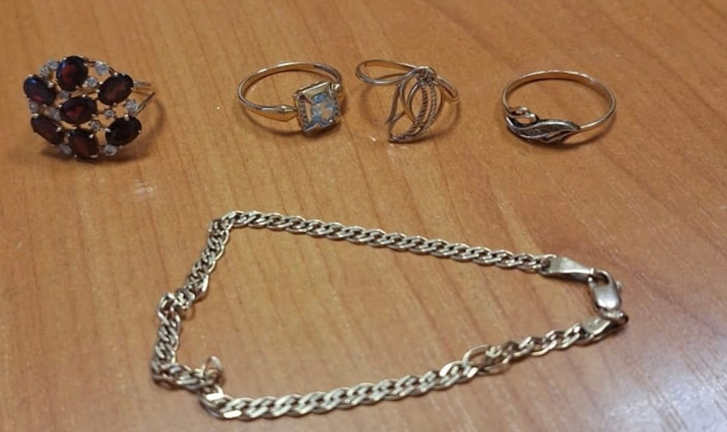 Мальчик - не золото! Пасынок лишил мачеху дорогих украшений