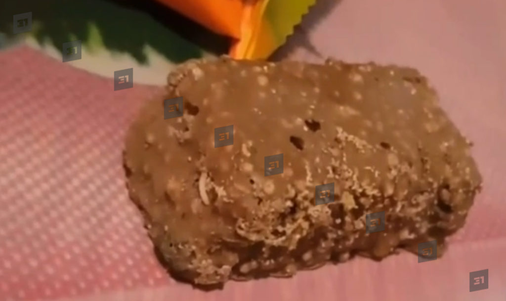 "Купила конфеты на день рождения детей, а в них ползали черви"