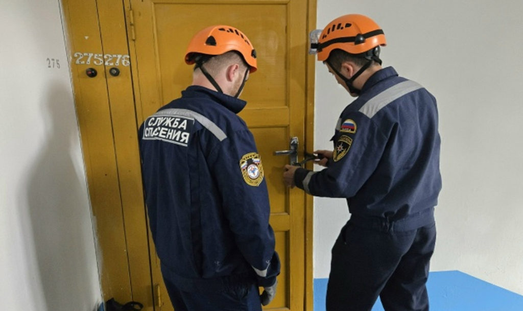 В Челябинске трехлетний малыш оказался взаперти!