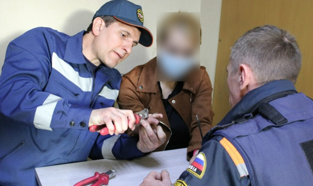 Кожу сдавило и рука отекла!