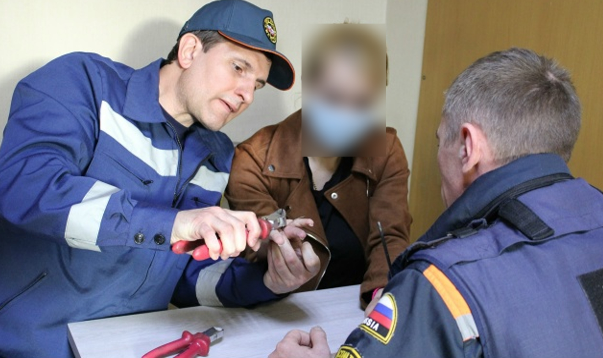 Кожу сдавило и рука отекла!