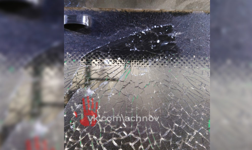 Стреляли? У автобуса на ходу разбилось стекло!