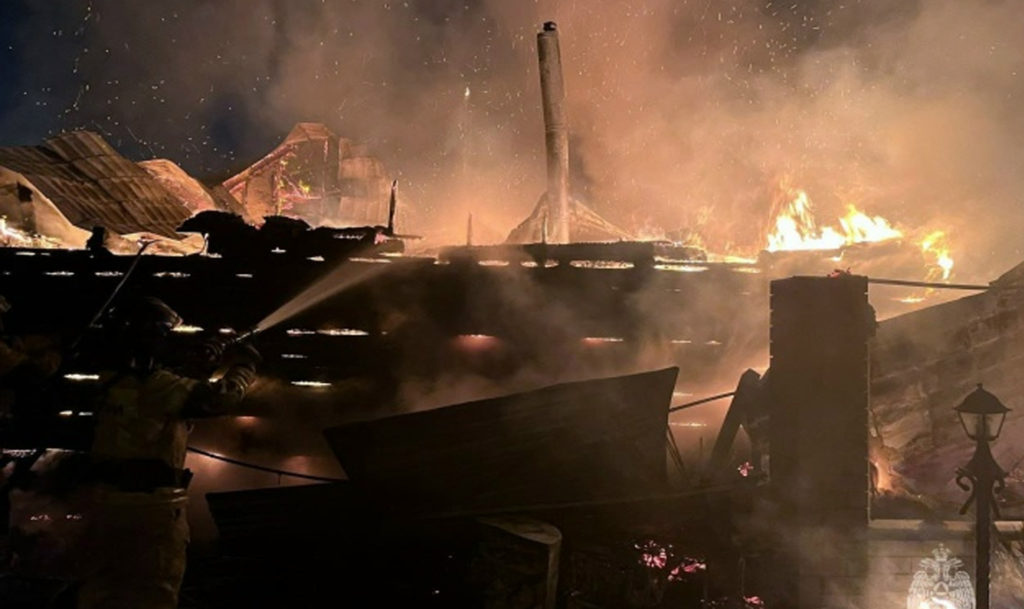 Всё-таки горела баня! Подробности пожара в поселке Красное поле