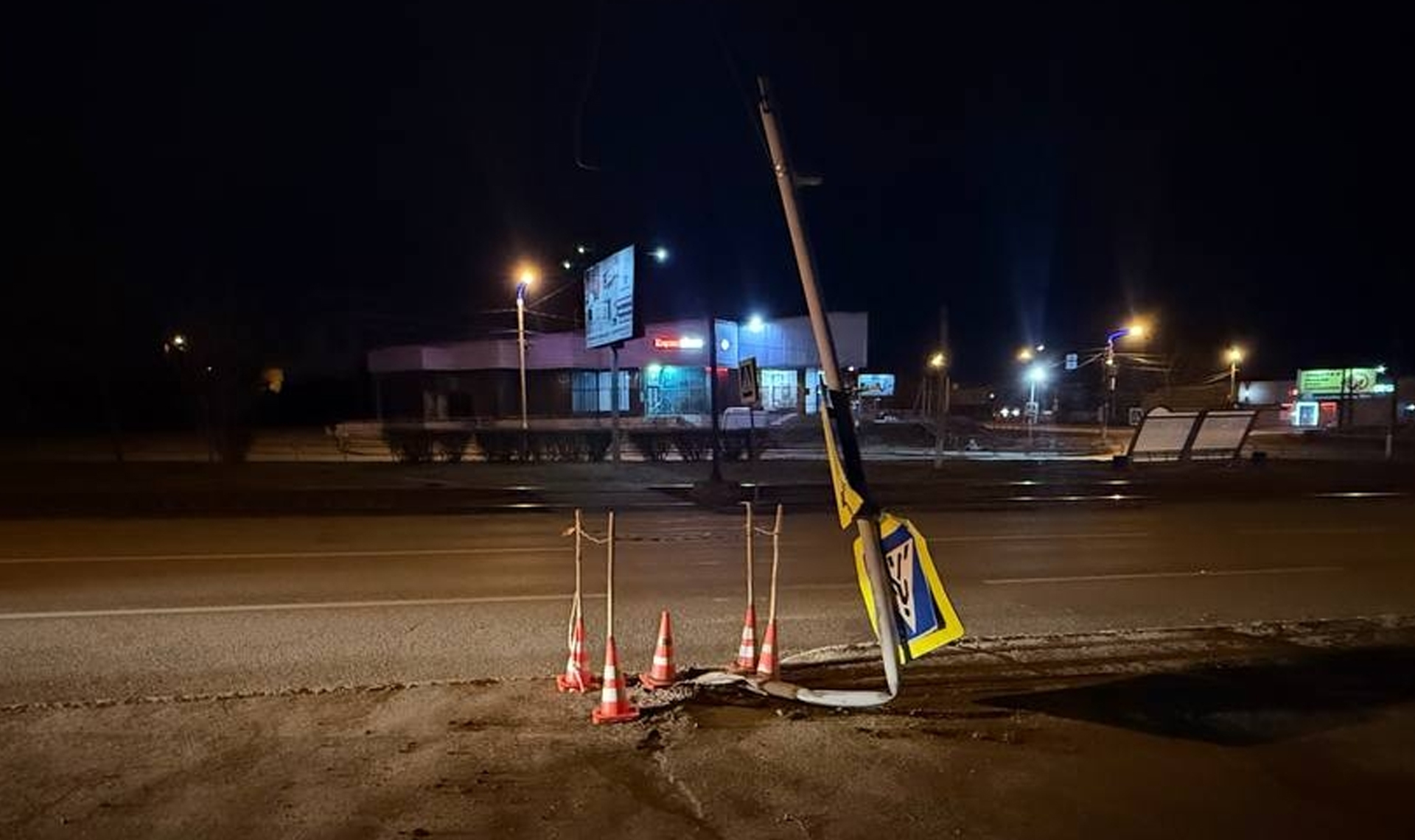 Протаранил дорожный знак и врезался в дерево!