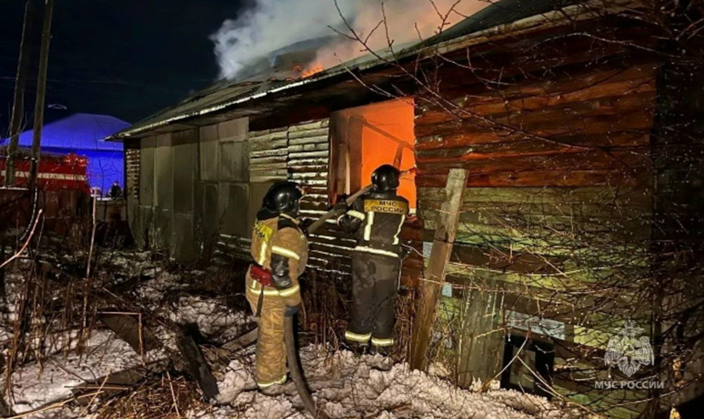 загорелся деревянный дом