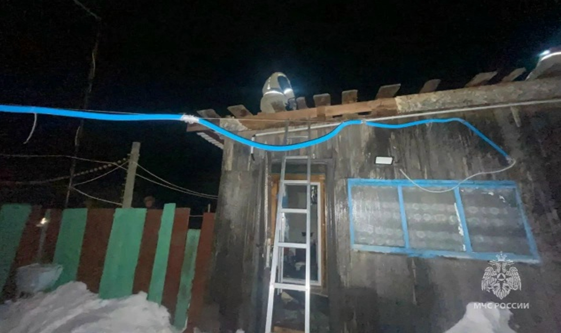 загорелся деревянный дом