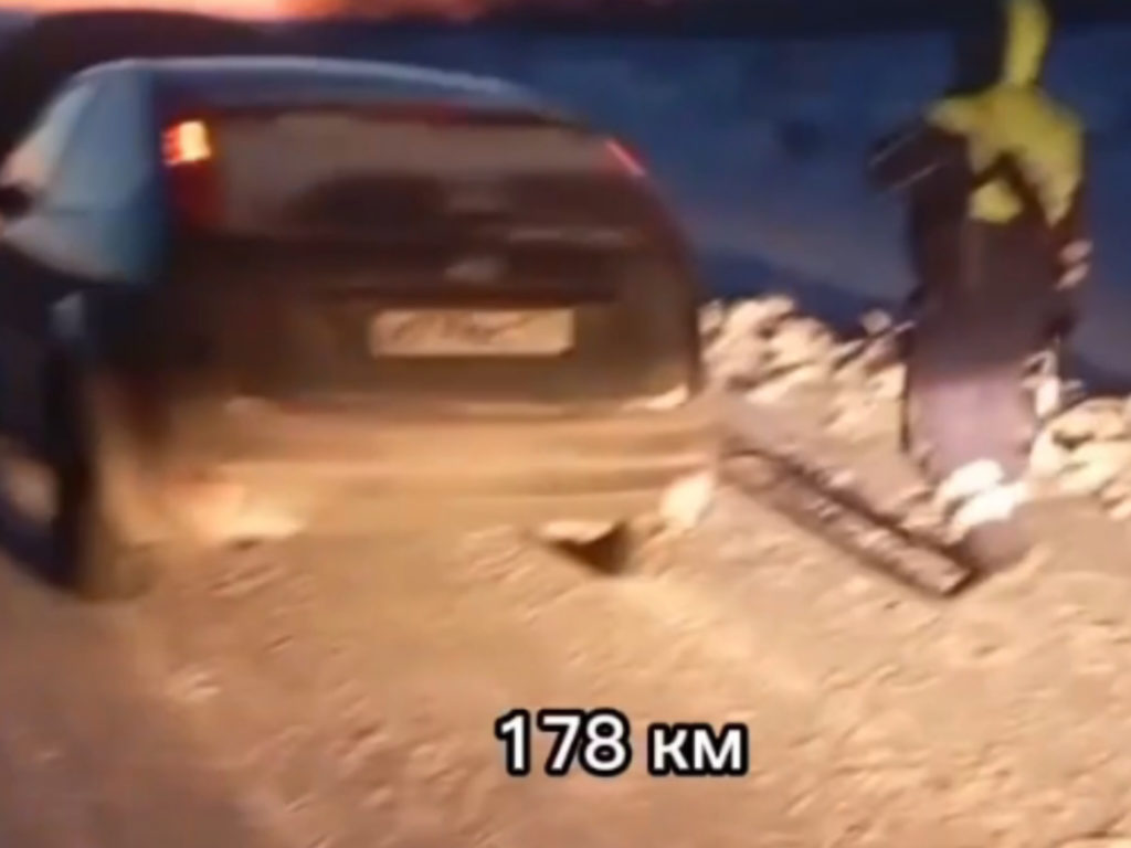 Инспекторы ДПС спасли семью с ребенком на трассе в сильный мороз