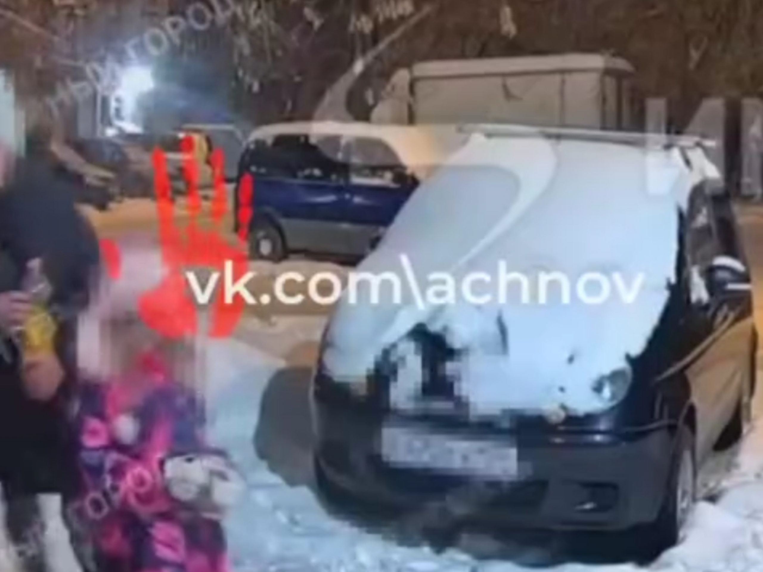 "Больно у тебя кровь идёт! Кто-нибудь, кто-нибудь помогите моей маме!"