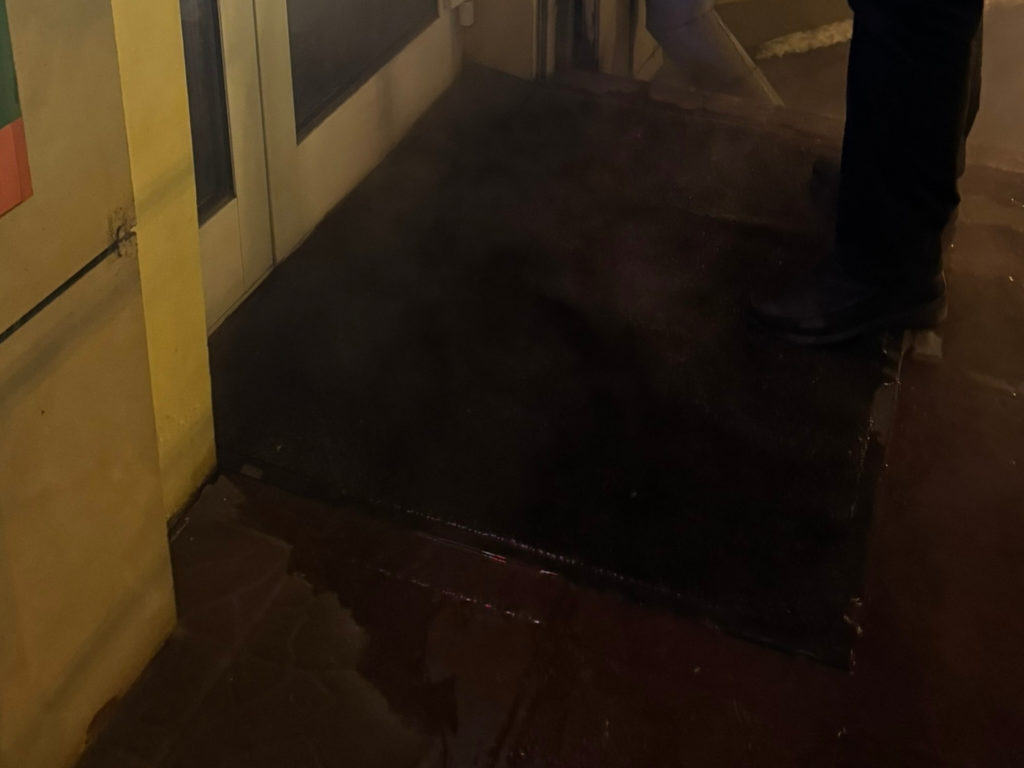 Горячая вода хлестала мощным потоком! Прорвало батарею в магазине оптики