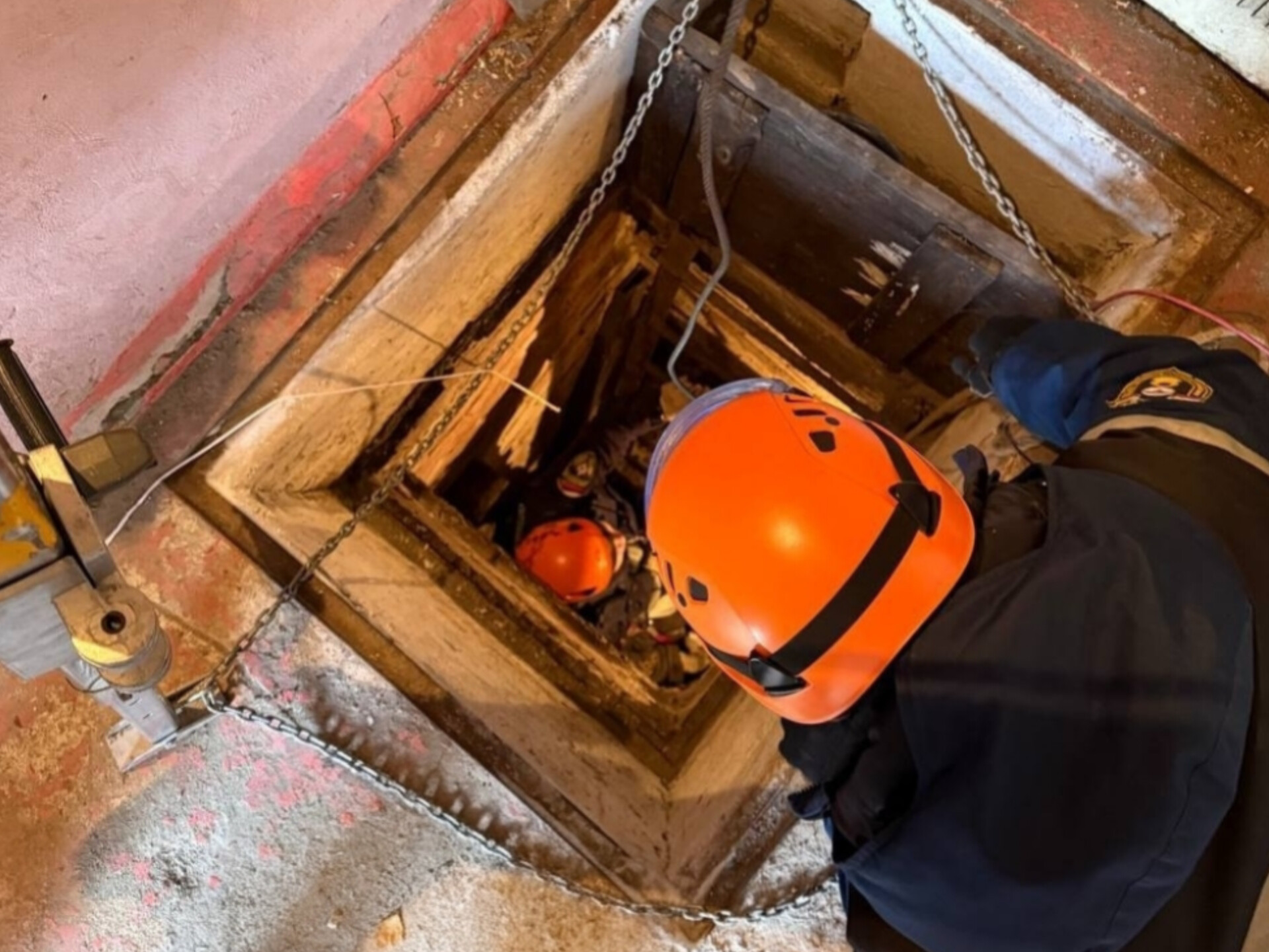 Упала и сломала руку! Пенсионерку вытащили из подвала в Челябинске