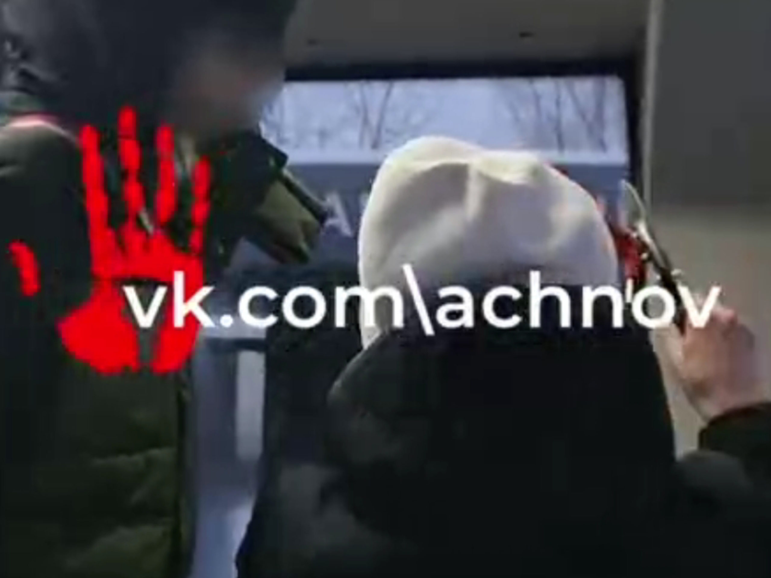 "Как вам не стыдно?" Челябинские подростки пытались украсть из автобуса аварийный молоток 