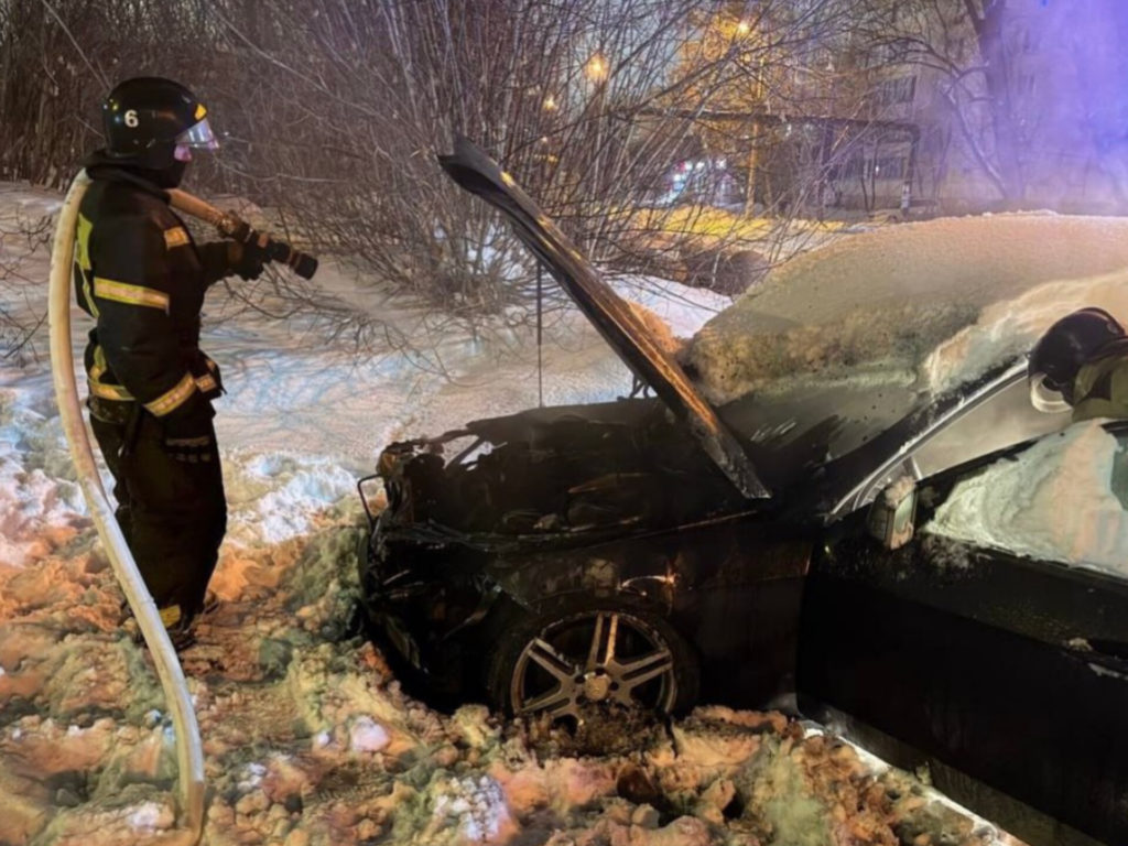 В Челябинске мужчина поджёг чужую машину после ссоры с ее владельцем