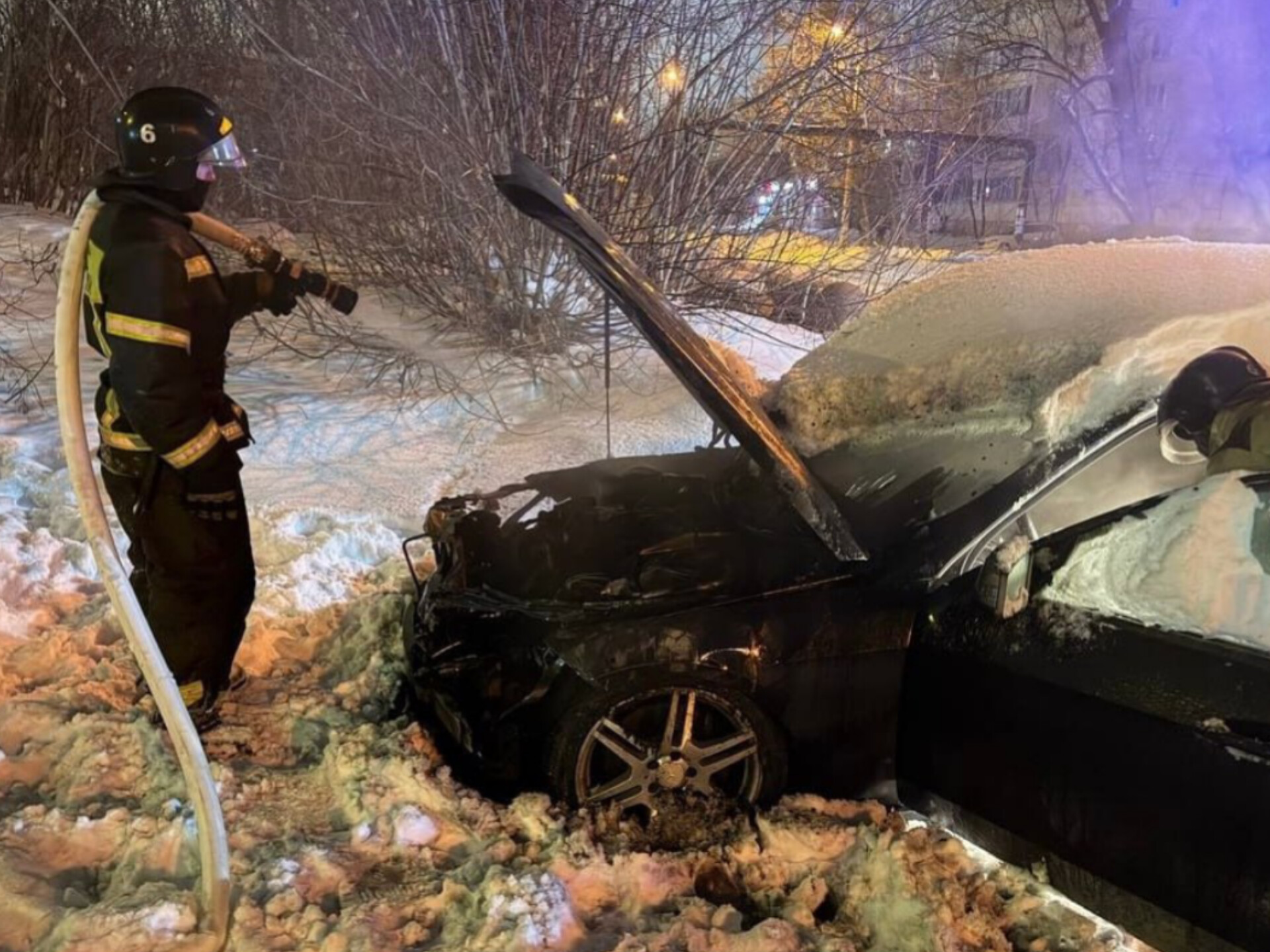 В Челябинске мужчина поджёг чужую машину после ссоры с ее владельцем