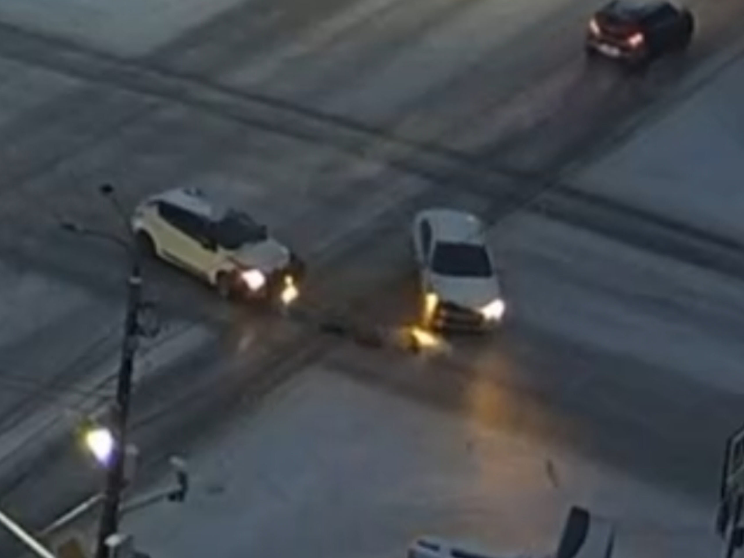 Не пытался затормозить! Две легковушки остались без бампера после ДТП возле ЛА «Трактор»