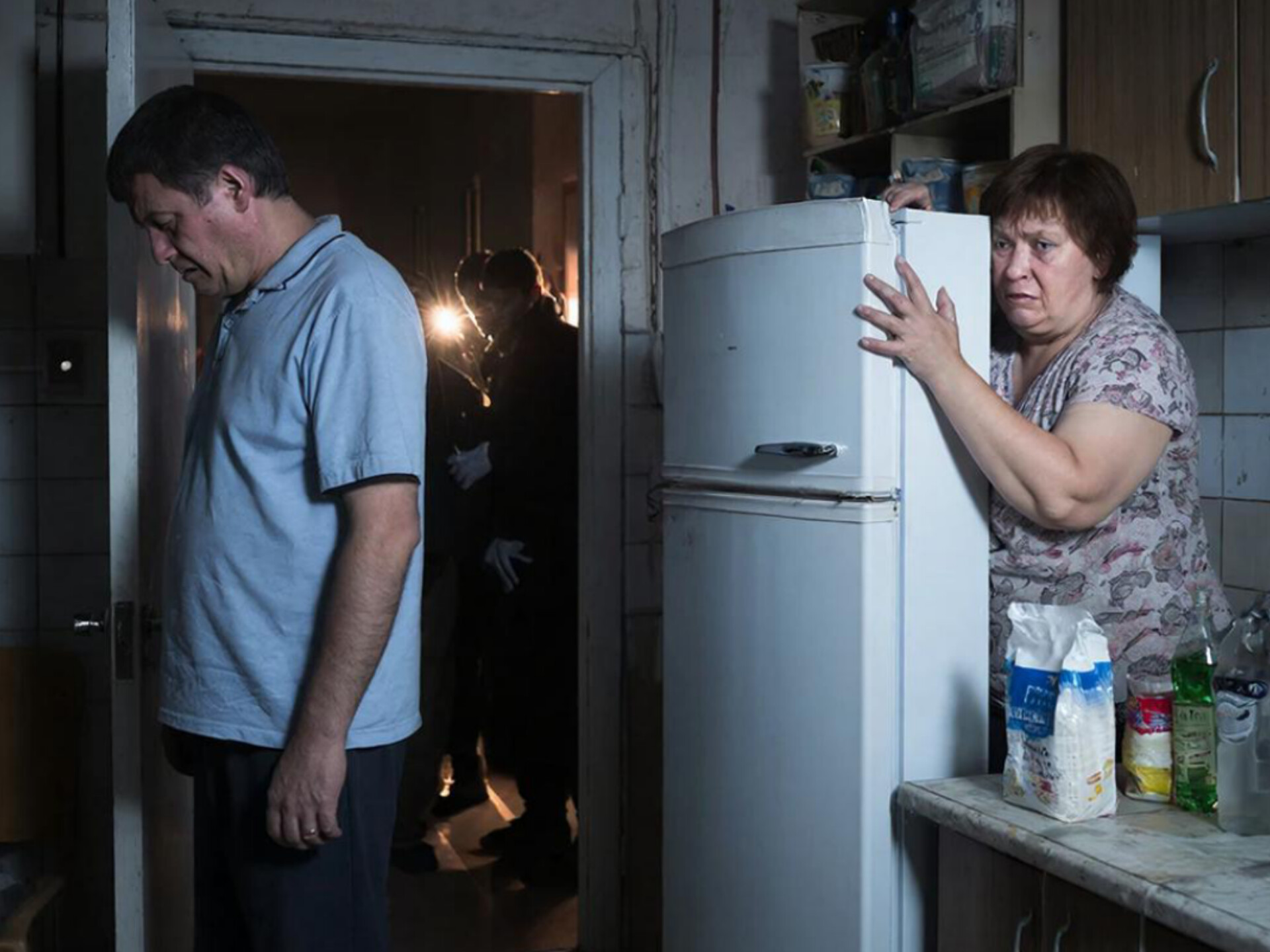 Ее любимый отрекся от нее при виде приставов, пока она пряталась за холодильником!