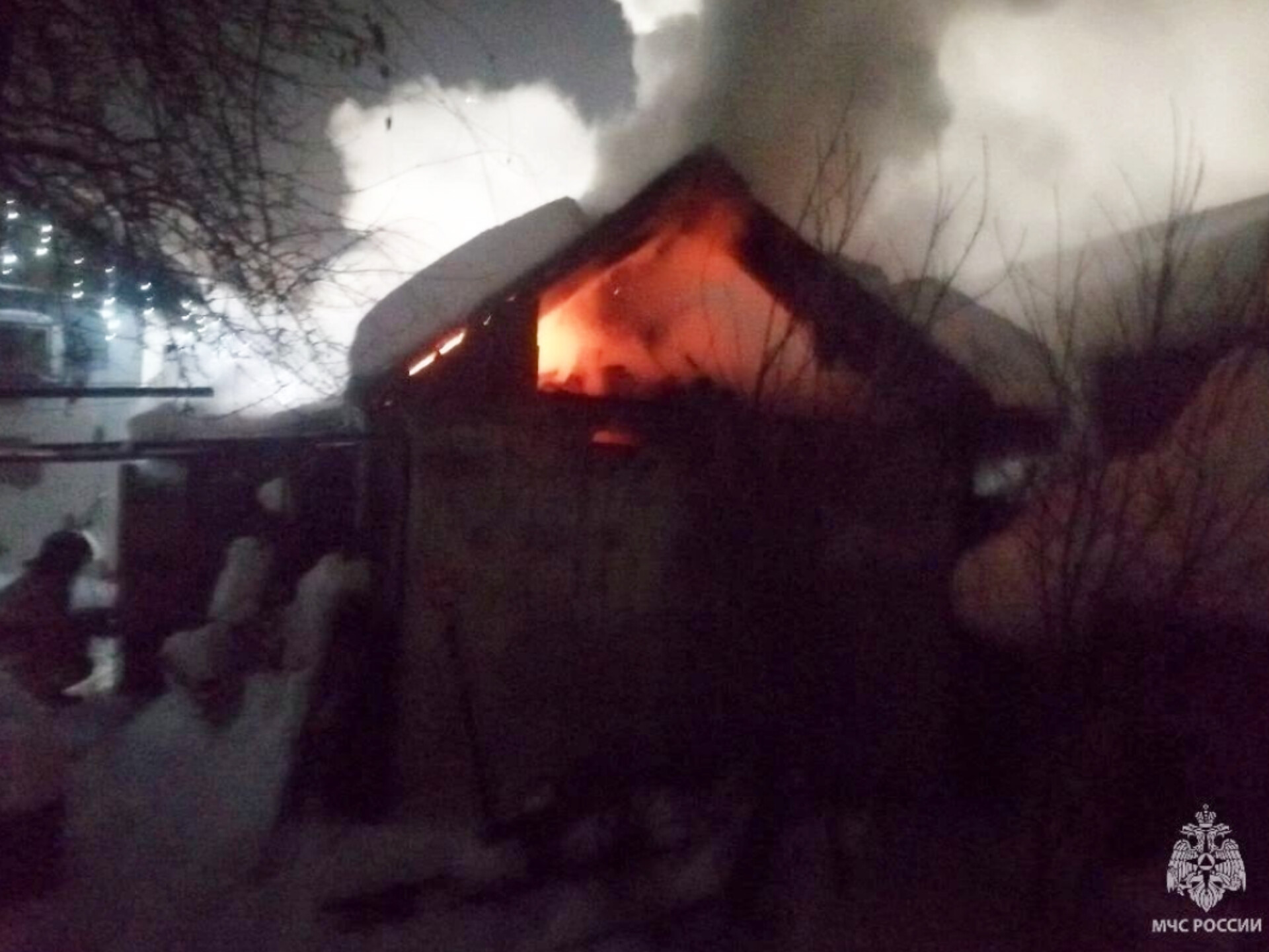 В Южноуральске загорелась баня в одном из частных домов