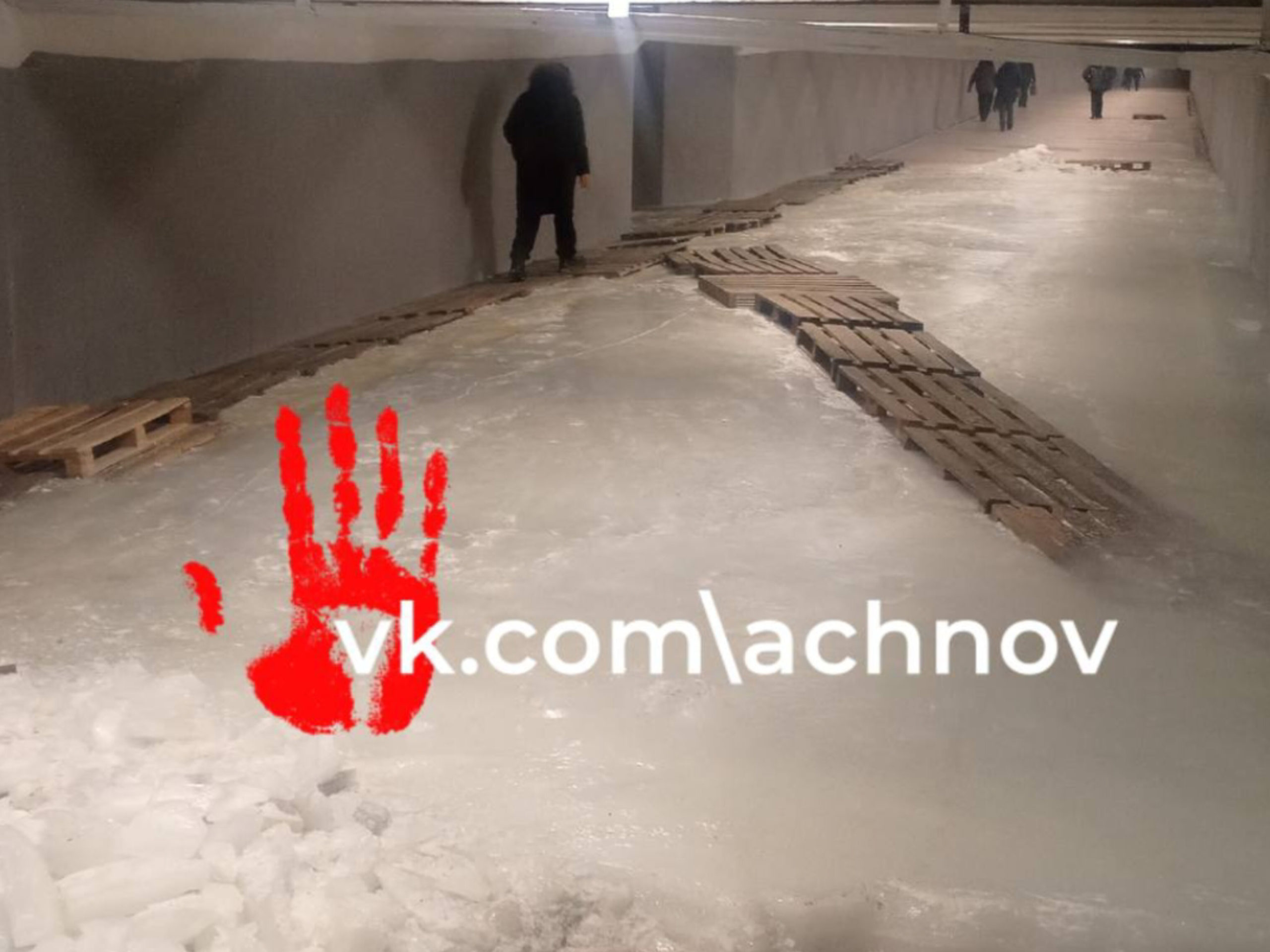 На Копейском шоссе подземный переход превратился в каток, на котором запросто можно подскользнуться 