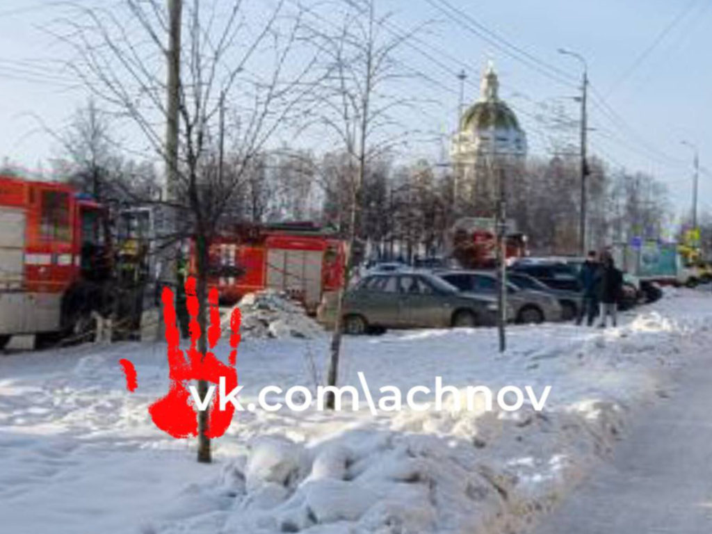 Прямо сейчас к спа-отелю на улице Салавата Юлаева приехали несколько пожарных машин и скорая помощь 