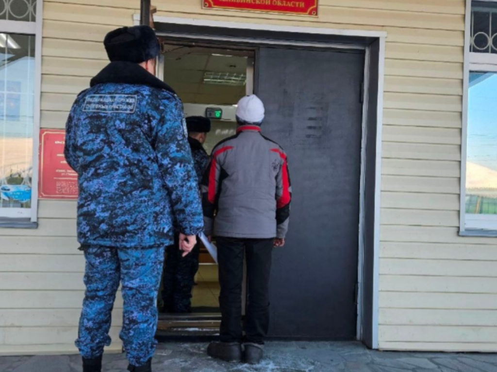 Перепутал суд со стендап-шоу?