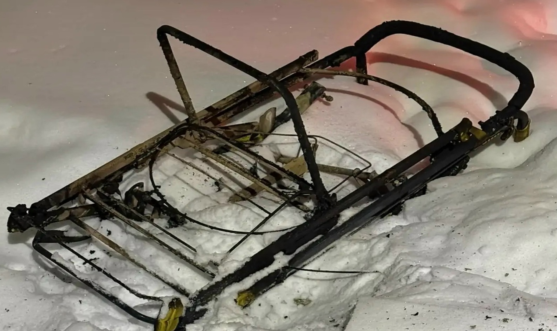 Подожгли санки - в итоге чуть не спалили весь подъезд!