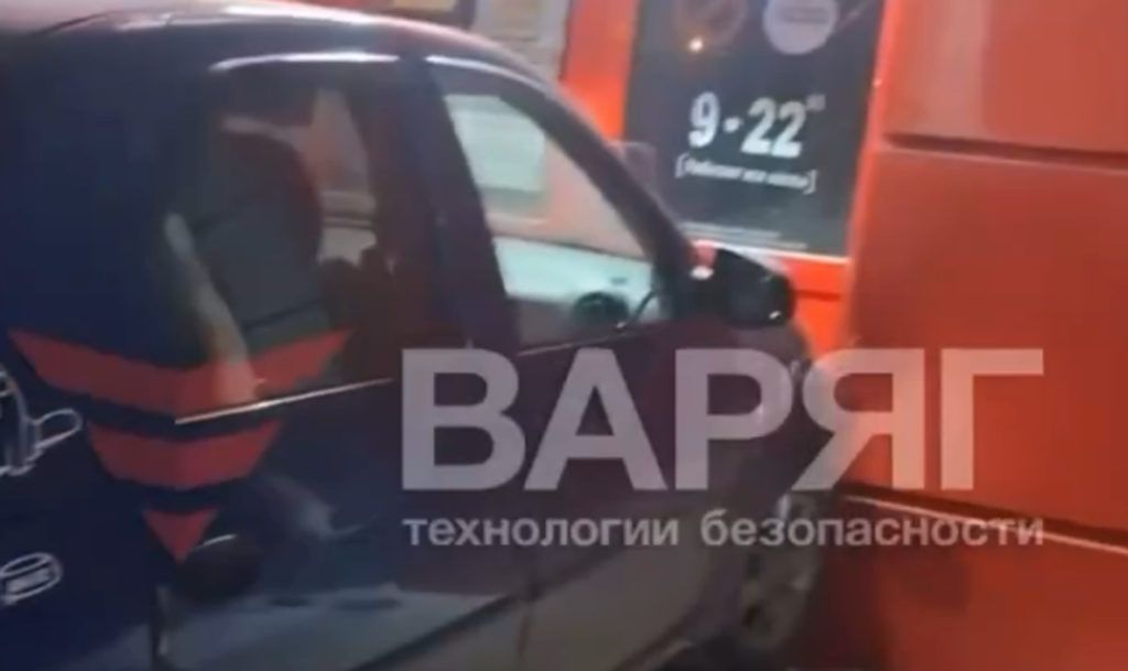 Влетел в двери заведения! В Челябинске водитель протаранил алкомаркет