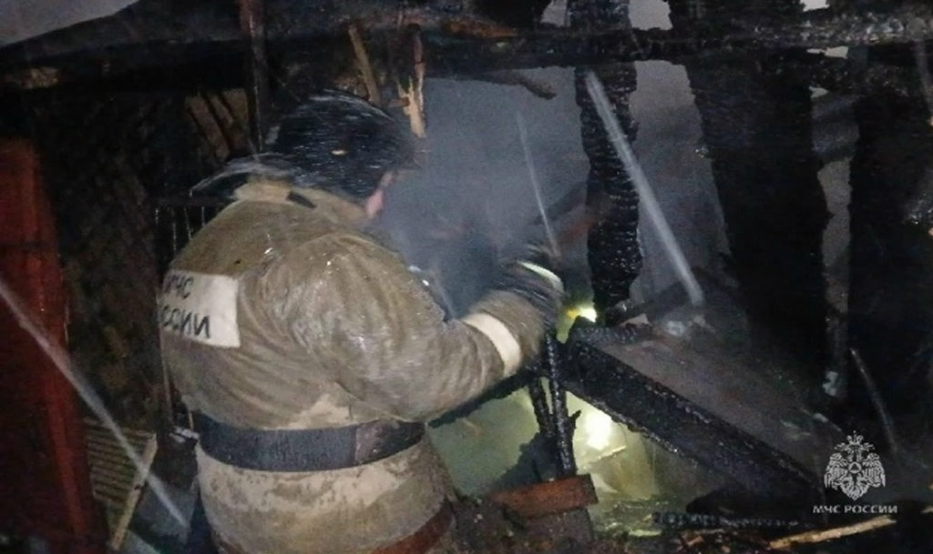 Есть погибший! Сгорел пристрой к жилому дома по улице Мира!