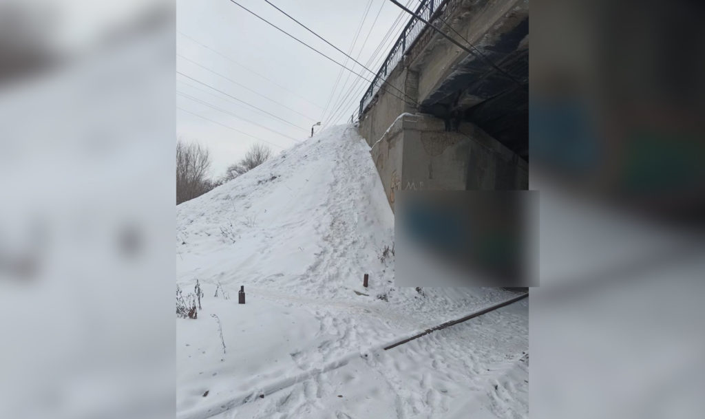 Так можно и под поезд попасть! Полиция нашла горку, ведущую прямо на рельсы