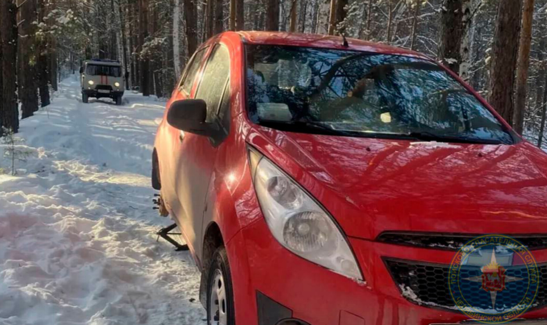 Машина застряла и повредила два колеса