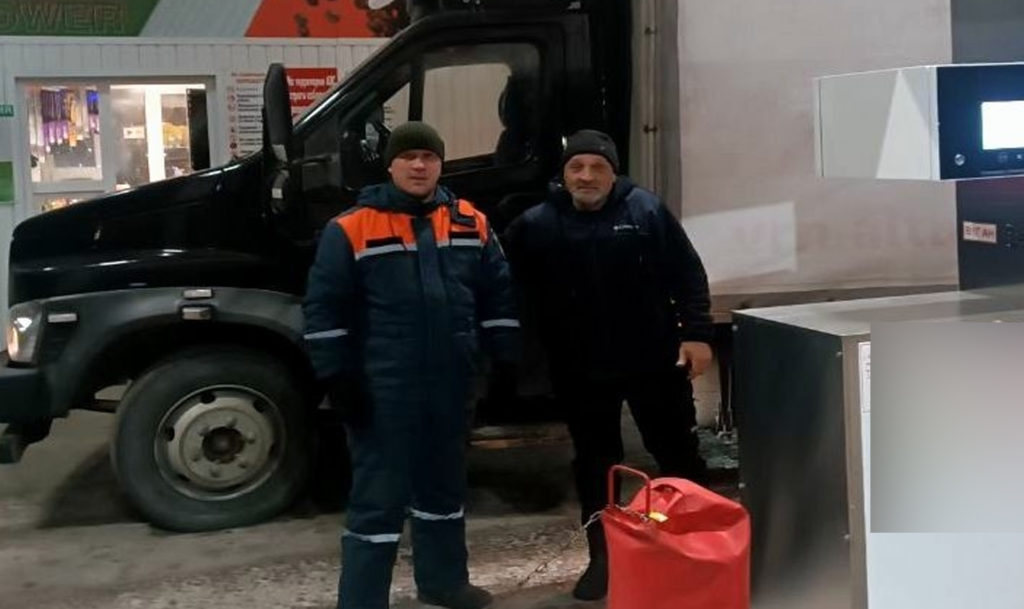 Мог остаться в мороз на трассе! Спасатели помогли дальнобойщику доехать до заправки