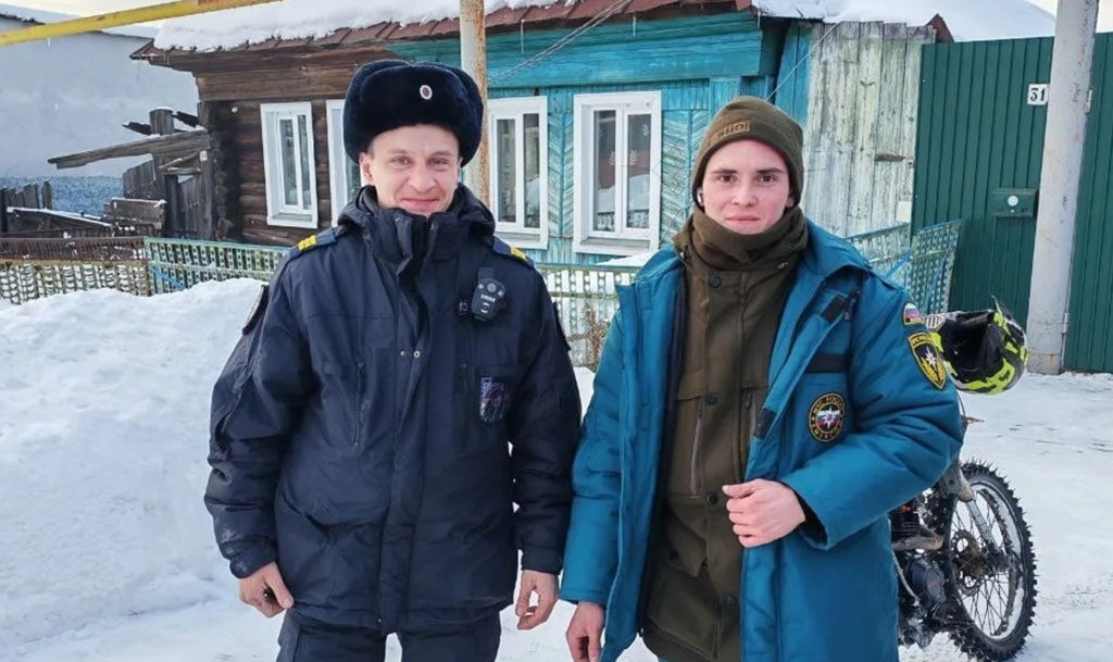 Полицейские Кусы помогли мотоциклисту выбраться из снежного плена