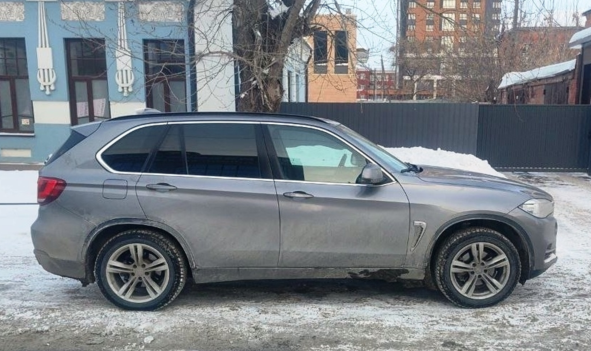 У водителя премиального внедорожника забрали машину для нужд минобороны