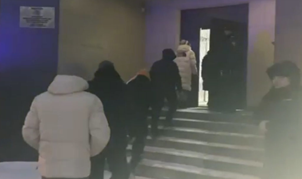 В полицейский участок Тракторозаводского района Челябинска привезли задержанных