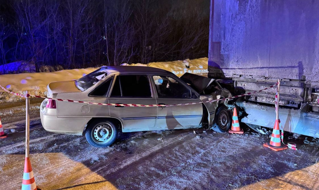 Капот всмятку! Легковушка налетела на фуру в Магнитогорске