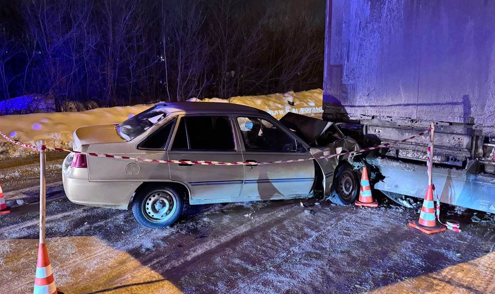 Капот всмятку! Легковушка налетела на фуру в Магнитогорске