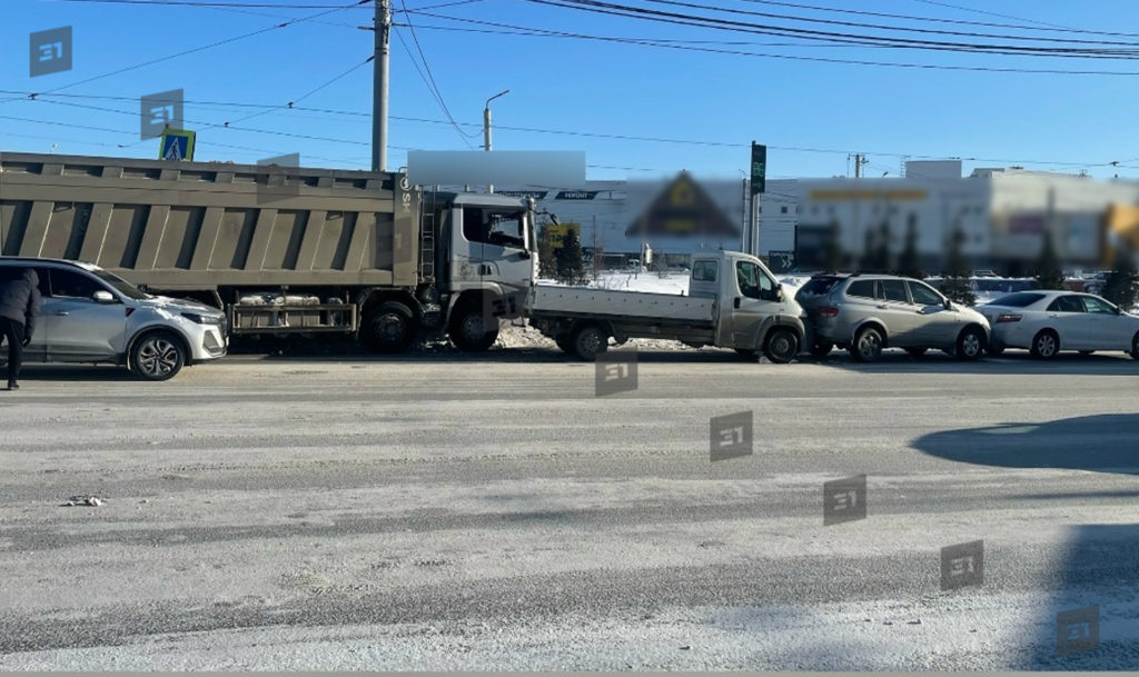 Фура, грузовик и две легковушки! Массовая авария на Копейском шоссе