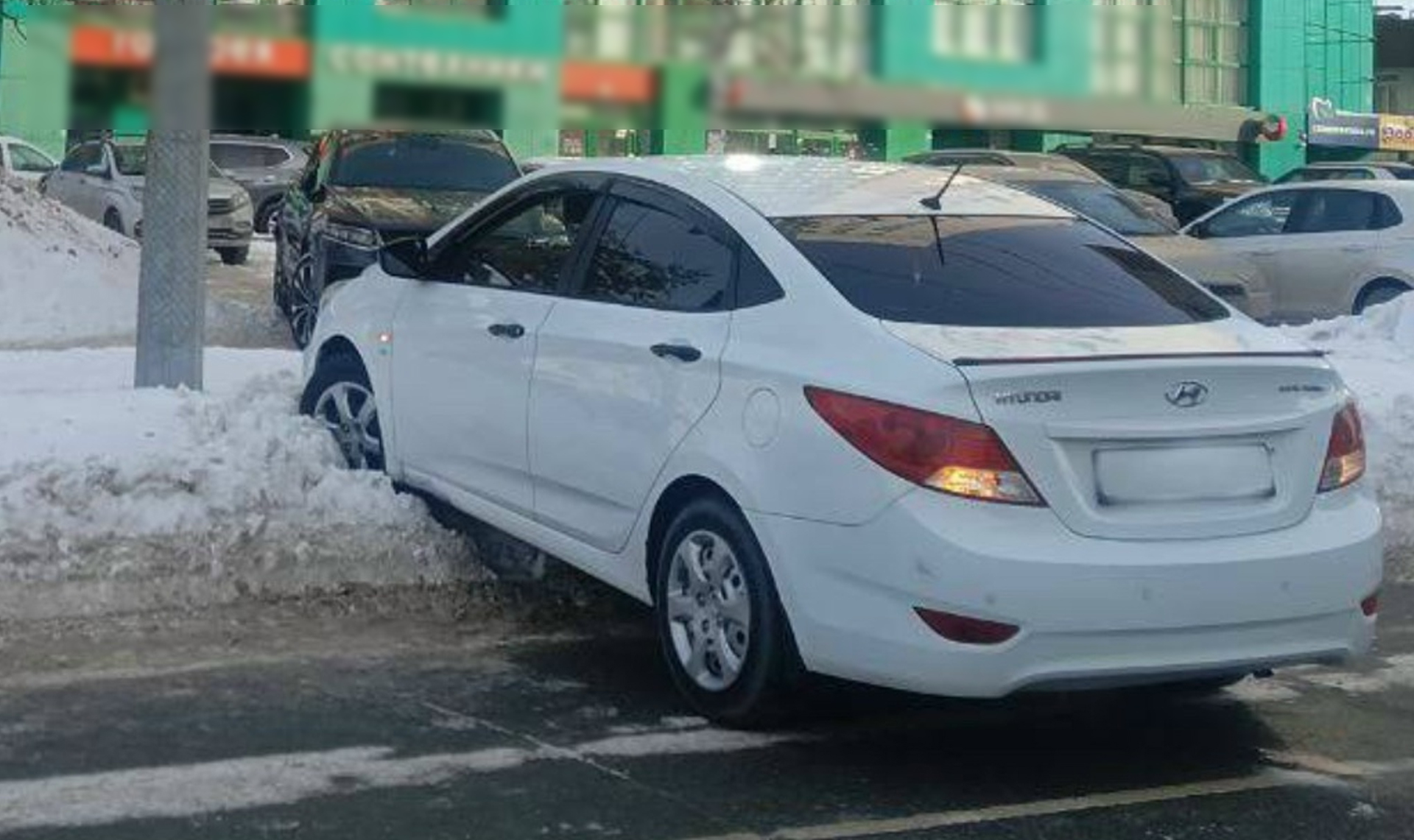 ️В Челябинске автомобиль не пропустил 10-летнего ребёнка на пешеходном переходе