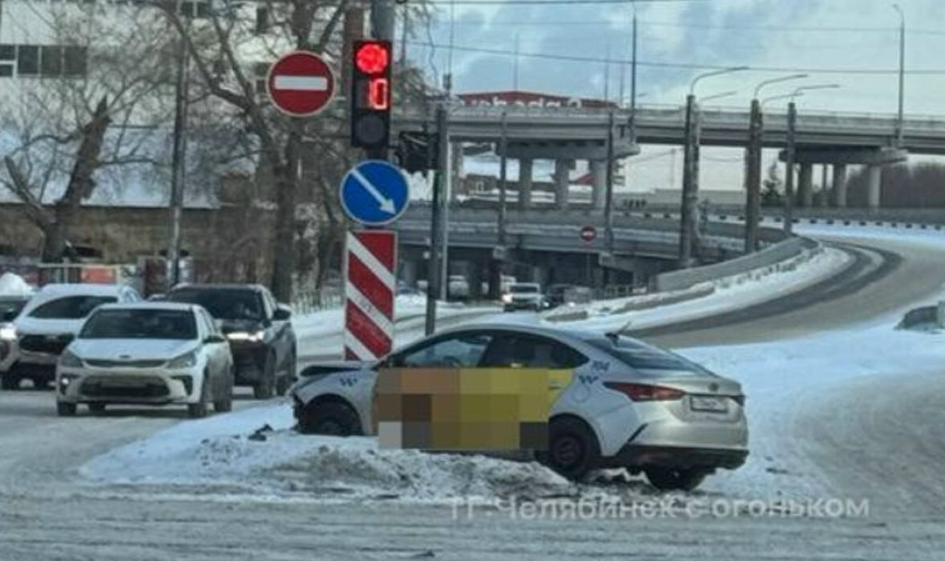 Машина с наклейкой такси влетела в дорожный знак в Челябинске
