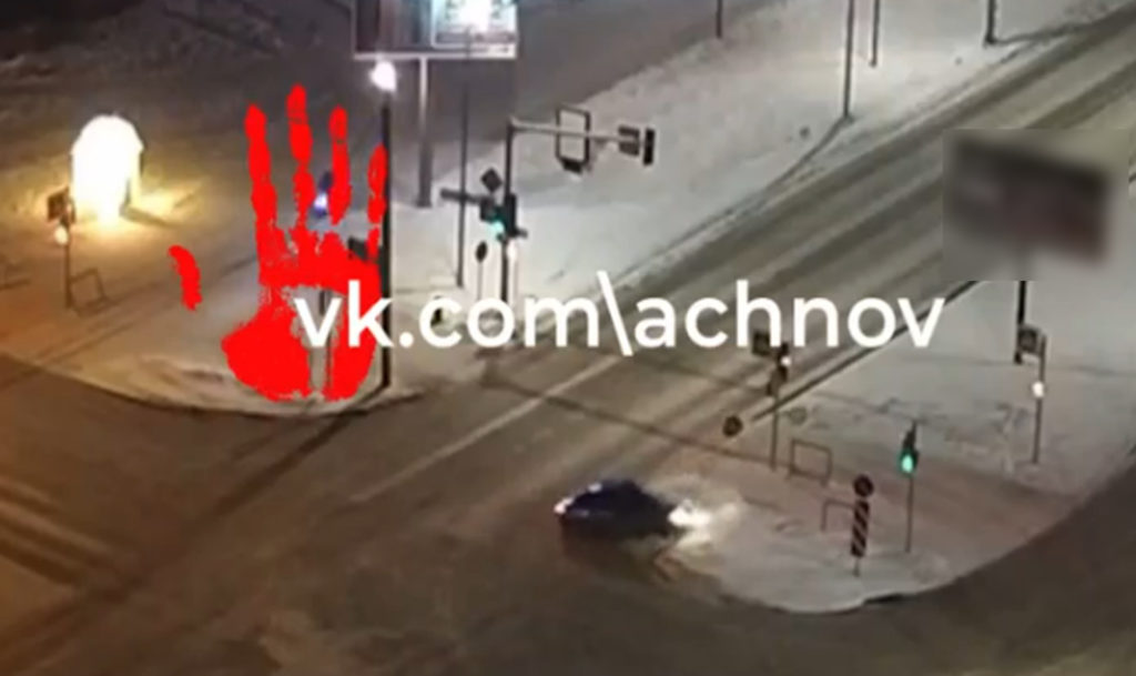 ️Дорожный знак не устоял! Легковушка влетела в столб на перекрестке