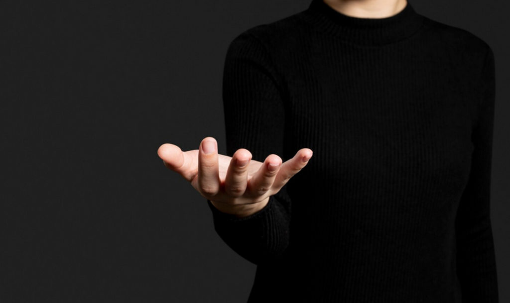 Вот это подачка! Просящая милостыню пенсионерка обокрала прохожую