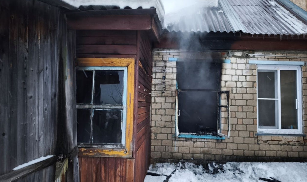 Тела двух женщин вынесли из сгоревшего дома в поселке Зауральском Еманжелинского округа