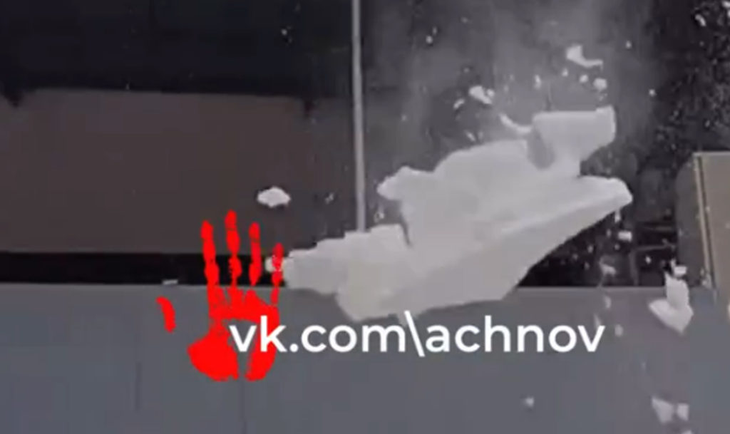 Курьера из Челябинска чуть не завалило снегом с крыши